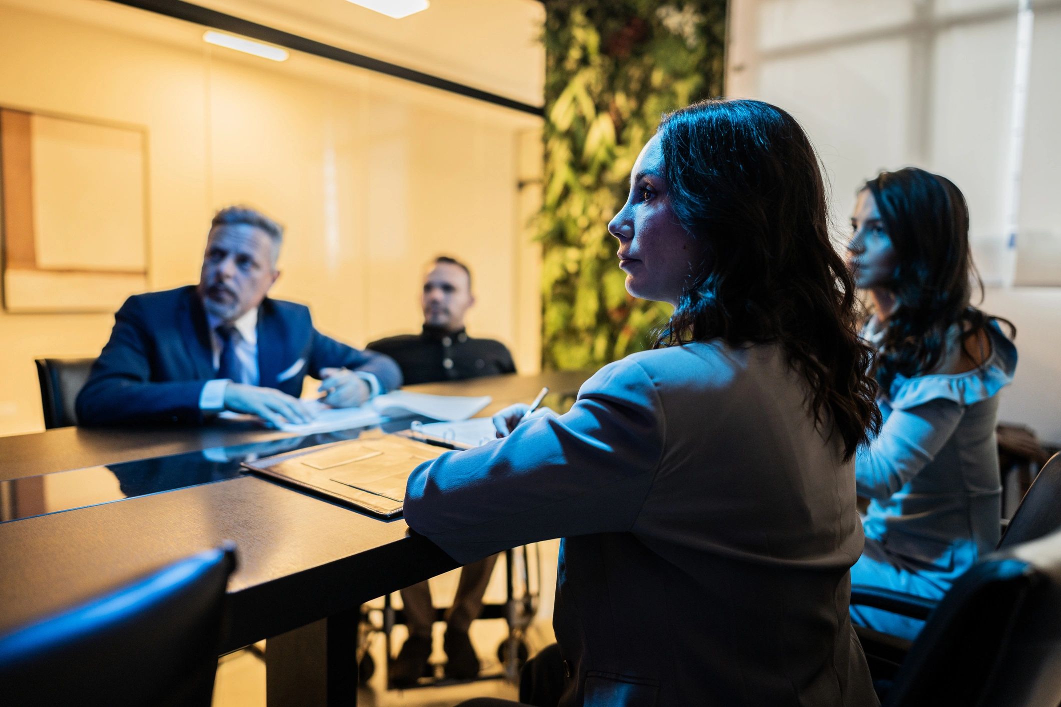 Profesional del ámbito legal durante reunión de trabajo