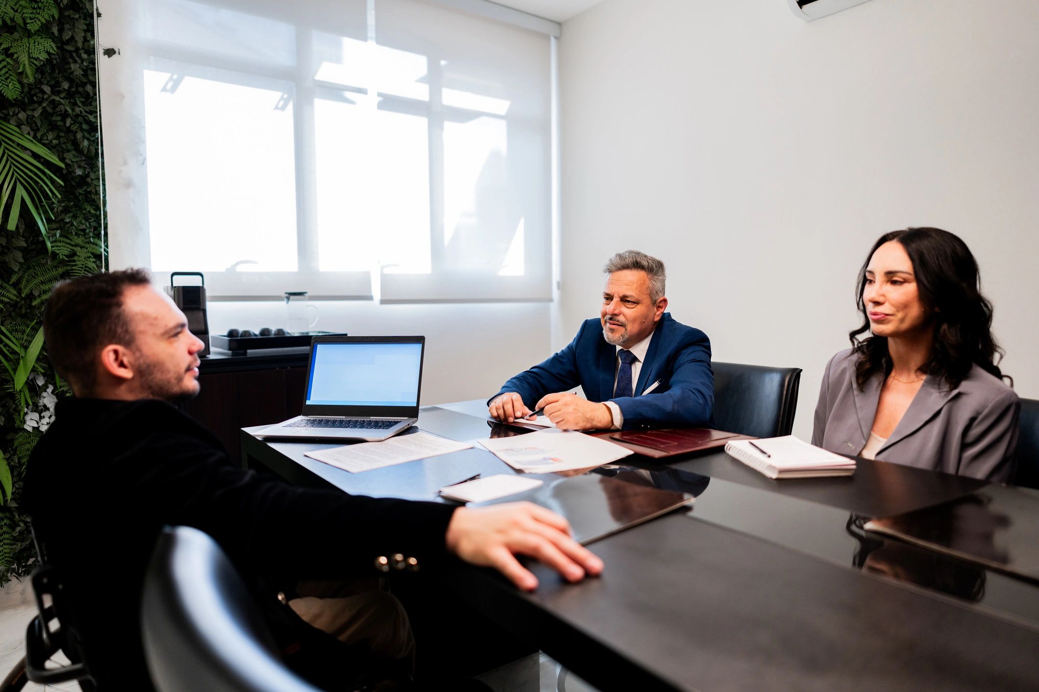 Reunión de abogados en despacho profesional